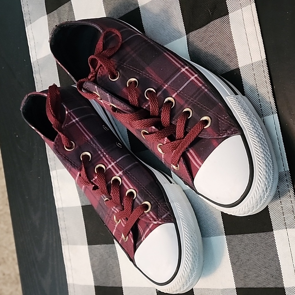 Converse Burgundy Maroon Plaid Low Top Sneakers. Women's Size 9.